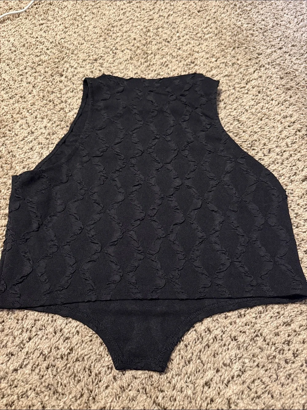 Textured Black Sleeveless crop - Picture 4 of 4